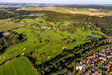 Luftaufnahme von Gelände des Golfplatz des Fürstlichen Golfclubs Oberschwaben e.V. in Bad Waldsee im Ortsteil Hopfenweiler im Bundesland Baden-Württemberg, Deutschland