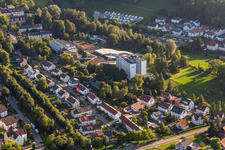 Therme und Schwimmbecken am Freibad der Freizeiteinrichtung Waldsee-Therme in Klinik Mayenbad in Bad Waldsee im Bundesland Baden-Württemberg, Deutschland