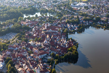 Stadtansicht des Innenstadtbereiches an den Uferbereichen des Stadt See in Bad Waldsee im Ortsteil Steinach im Bundesland Baden-Württemberg, Deutschland