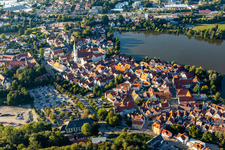 Kirchengebäude " Stadtpfarrkirche St. Peter " im Altstadt- Zentrum der Innenstadt in Bad Waldsee im Ortsteil Steinach im Bundesland Baden-Württemberg, Deutschland