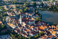 Luftbild von Kirchengebäude " Stadtpfarrkirche St. Peter " im Altstadt- Zentrum der Innenstadt in Bad Waldsee im Ortsteil Steinach im Bundesland Baden-Württemberg, Deutschland