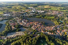 Schrägluftbild von Stadtansicht des Innenstadtbereiches an den Uferbereichen des Stadt See in Bad Waldsee im Bundesland Baden-Württemberg, Deutschland