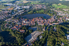 Luftaufnahme von Stadtansicht des Innenstadtbereiches an den Uferbereichen des Stadt See in Bad Waldsee im Ortsteil Steinach im Bundesland Baden-Württemberg, Deutschland