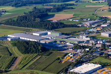 Gebäude und Produktionshallen auf dem Fahrzeugbau- Werksgelände der Hymer Reisemobile GmbH in Bad Waldsee im Ortsteil Steinenberg im Bundesland Baden-Württemberg, Deutschland vom Flugzeug aus