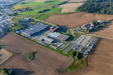 Luftbild von Gebäude und Produktionshallen auf dem Fahrzeugbau- Werksgelände der Carthago Reisemobilbau GmbH in Aulendorf im Ortsteil Unterrauhen im Bundesland Baden-Württemberg, Deutschland