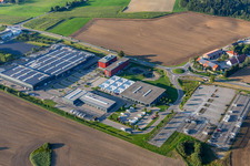Luftaufnahme von Gebäude und Produktionshallen auf dem Fahrzeugbau- Werksgelände der Carthago Reisemobilbau GmbH in Aulendorf im Ortsteil Unterrauhen im Bundesland Baden-Württemberg, Deutschland