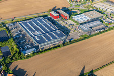 Luftbild von Gebäude und Produktionshallen auf dem Fahrzeugbau- Werksgelände der Carthago Reisemobilbau GmbH in Aulendorf im Ortsteil Rugetsweiler im Bundesland Baden-Württemberg, Deutschland