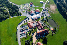 Gebäudekomplex der Hotelanlage Hotel Hofgut Tiergarten und Adventure Golf Aulendorf in Aulendorf im Bundesland Baden-Württemberg, Deutschland