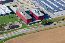 Gebäude und Produktionshallen auf dem Fahrzeugbau- Werksgelände der Carthago Reisemobilbau GmbH in Aulendorf im Ortsteil Unterrauhen im Bundesland Baden-Württemberg, Deutschland aus der Luft