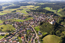 Luftaufnahme von Mauern der Burganlage auf dem Plateau " Schloss Waldburg " in Waldburg im Ortsteil Sieberatsreute im Bundesland Baden-Württemberg, Deutschland