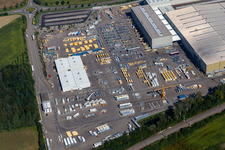 Gebäude und Produktionshallen auf dem Fabrikgelände der Liebherr-Mischtechnik GmbH in Bad Schussenried im Ortsteil Kürnbach im Bundesland Baden-Württemberg, Deutschland aus der Luft betrachtet