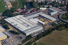 Drohnenbild von Gebäude und Produktionshallen auf dem Fabrikgelände der Liebherr-Mischtechnik GmbH in Bad Schussenried im Ortsteil Kürnbach im Bundesland Baden-Württemberg, Deutschland