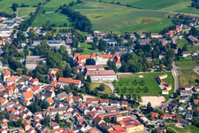 Schrägluftbild von Gebäudekomplex des Klosters in Bad Schussenried im Ortsteil Roppertsweiler im Bundesland Baden-Württemberg, Deutschland
