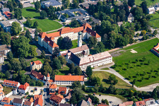 Gebäudekomplex des Klosters in Bad Schussenried im Ortsteil Roppertsweiler im Bundesland Baden-Württemberg, Deutschland von oben
