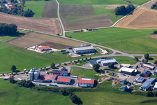 Hochsilo und Futter- Speicher mit angrenzenden Lagerhallen der der Stauß Landhandel GmbH in Inneringen in Hettingen im Bundesland Baden-Württemberg, Deutschland