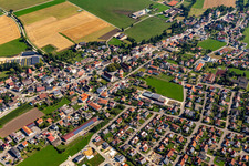 Ortsansicht der Straßen und Häuser der Wohngebiete in Langenenslingen im Bundesland Baden-Württemberg, Deutschland