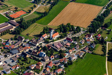 Kirchengebäude der Mauritiuskirche im Ortszentrum in Langenenslingen im Bundesland Baden-Württemberg, Deutschland