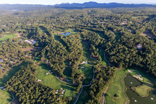 Luftaufnahme von Gelände des Golfplatz des Ressort Terre Blanche in Tourrettes in Provence-Alpes-Cote d'Azur im Bundesland Var, Frankreich
