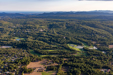 Schrägluftbild von Albatros Golf Performance Center, Parcours 18 trous Le Château et Le Riou in Tourrettes im Bundesland Var, Frankreich