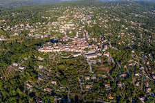 Schrägluftbild von Montauroux im Bundesland Var, Frankreich