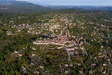Montauroux im Bundesland Var, Frankreich von oben