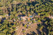 Montauroux im Bundesland Var, Frankreich von oben gesehen