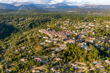 Drohnenaufname von Callian im Bundesland Var, Frankreich