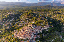 Historische Ortsansicht der Straßen und Häuser der Wohngebiete auf einem Hügel im Var in Callian in Provence-Alpes-Cote d'Azur, Frankreich