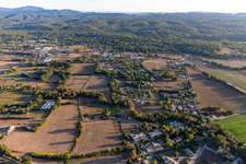 Callian im Bundesland Var, Frankreich von einer Drohne aus