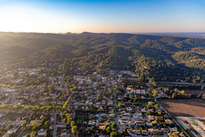 Luftbild von Saint-Étienne-du-Grès im Bundesland Bouches-du-Rhône, Frankreich