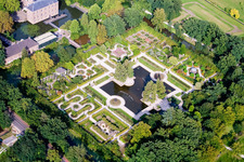Schrägluftbild von Gebäude und Schloßpark- Anlagen des Wasserschloß Kasteeltuinen Arcen in Arcen in Limburg, Niederlande