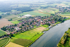Dorfkern an den Fluß- Uferbereichen der Maas in Broekhuizen in Limburg, Niederlande