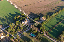 Clamasix Domaine Breuil in Graveson im Bundesland Bouches-du-Rhône, Frankreich aus der Luft