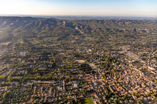 Massif des Alpilles im Ortsteil Ceinture Centre Ville in Saint-Rémy-de-Provence im Bundesland Bouches-du-Rhône, Frankreich