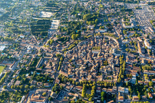 Luftbild von Altstadtbereich und Innenstadtzentrum in Saint-Remy-de-Provence in Provence-Alpes-Cote d'Azur in Saint-Rémy-de-Provence im Bundesland Bouches-du-Rhône, Frankreich
