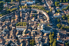 Luftaufnahme von Altstadtbereich und Innenstadtzentrum in Saint-Remy-de-Provence in Provence-Alpes-Cote d'Azur in Saint-Rémy-de-Provence im Bundesland Bouches-du-Rhône, Frankreich