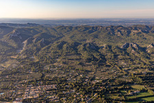 Luftbild von Massif des Alpilles im Ortsteil Les Écarts in Saint-Rémy-de-Provence im Bundesland Bouches-du-Rhône, Frankreich