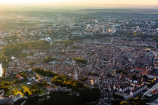 Altstadtbereich und Innenstadtzentrum in einer Flußschleife des Doubs in Besançon in Bourgogne-Franche-Comte im Ortsteil Citadelle, Frankreich