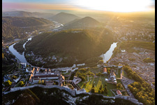 Fragmente der Zitadelle- Festungsanlage Zitadelle über dem in einer Flußschleife des Doubs gelegenen Ortskern in Besançon in Bourgogne-Franche-Comte im Ortsteil Citadelle, Frankreich