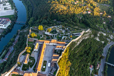 Schrägluftbild von Citadelle et Zoo de Besançon im Bundesland Doubs, Frankreich