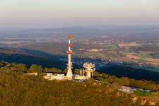 Luftaufnahme von Belvédère de Montfaucon mit Sendemast TéléDiffusion De France TDF und Relais Radio ERDF im Bundesland Doubs, Frankreich