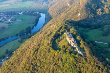 Ruine und Mauerreste der ehemaligen Burganlage Château fort en ruine de Montfaucon, Belvedere et Fointaine Montfaucon über dem Doubs in Montfaucon in Bourgogne-Franche-Comte, Frankreich