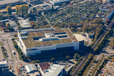 Gebäude des Einrichtungshaus - Möbelmarkt der " IKEA Deutschland GmbH & Co. KG " an der Gerwigstraße - Weinweg - Durlacher Allee in Karlsruhe im Ortsteil Oststadt im Bundesland Baden-Württemberg vom Flugzeug aus