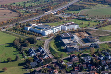 Bürogebäude des Verwaltungs- und Geschäftshauses der Physik Instrumente (PI) GmbH & Co. KG an der A8 in Karlsruhe im Ortsteil Palmbach im Bundesland Baden-Württemberg, Deutschland