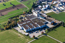 Firmengelände der Polytec GmbH mit Hallen, Firmengebäuden und Produktionsstätten in Waldbronn im Ortsteil Reichenbach im Bundesland Baden-Württemberg, Deutschland