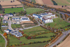 Bürogebäude des Verwaltungs- und Geschäftshauses der Physik Instrumente (PI) GmbH & Co. KG an der A8 in Karlsruhe im Ortsteil Stupferich im Bundesland Baden-Württemberg, Deutschland