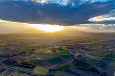 Sonnenuntergang über der Südpfalz in Kapsweyer im Bundesland Rheinland-Pfalz, Deutschland