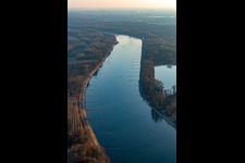 Mündung des Saalbachkanals in den Rhein im Ortsteil Rußheim in Dettenheim im Bundesland Baden-Württemberg, Deutschland