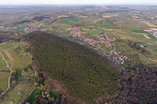 Haardtrand-Wolfsteig in Pleisweiler-Oberhofen im Bundesland Rheinland-Pfalz, Deutschland von oben gesehen