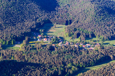 Schrägluftbild von Ortsteil Lauterschwan in Erlenbach bei Dahn im Bundesland Rheinland-Pfalz, Deutschland